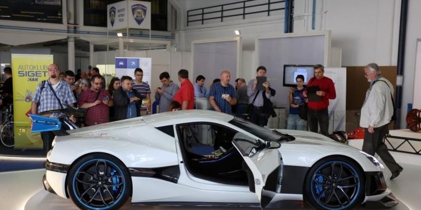 Posjetitelji razgledavaju modele automobila na Zagreb Auto Showu  koji se održava na zagrebačkom Velesajmu.  Photo: Borna Filić/PIXSELL