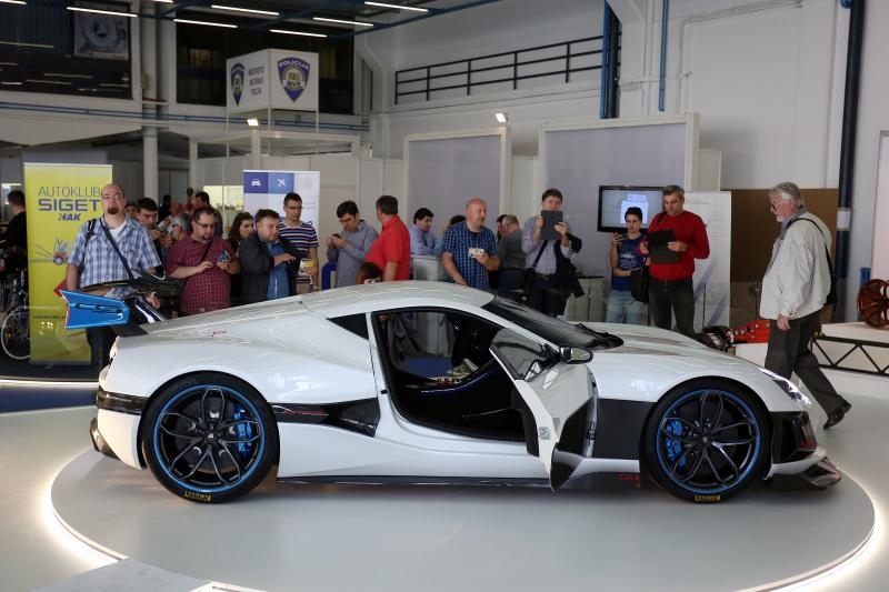 Posjetitelji razgledavaju modele automobila na Zagreb Auto Showu  koji se održava na zagrebačkom Velesajmu.  Photo: Borna Filić/PIXSELL