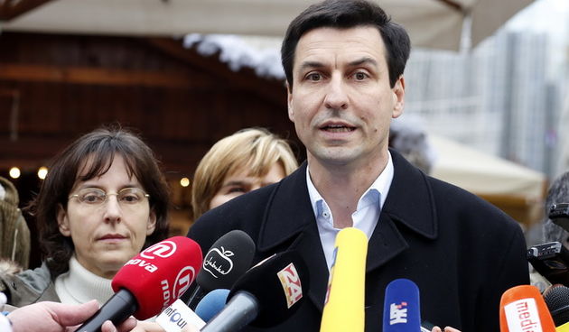 Zagreb, 261212.
Trg Petra Preradovica.
Udruga GROZD organizirala je press konferenciju na kojoj su reagirali na izjave ministra Jovanovica. Ministar Jovanovic je rekao kako je GROZD pogresno predstavio zdravstveni odgoj.
Na fotografiji: Ladislav Ilcic (pr