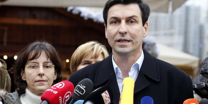 Zagreb, 261212.
Trg Petra Preradovica.
Udruga GROZD organizirala je press konferenciju na kojoj su reagirali na izjave ministra Jovanovica. Ministar Jovanovic je rekao kako je GROZD pogresno predstavio zdravstveni odgoj.
Na fotografiji: Ladislav Ilcic (pr