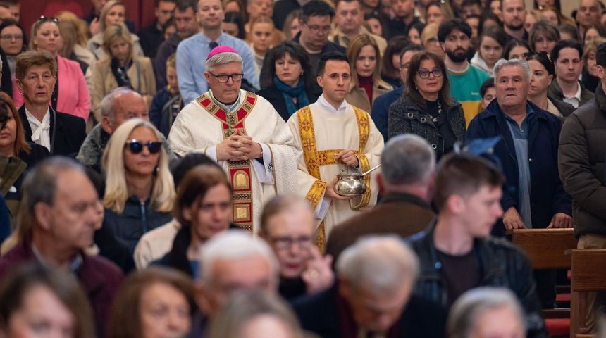 Nadbiskup Zgrablić predvodio uskrsno misno slavlje u katedrali sv. Stošije Nadbiskup Zgrablić predvodio uskrsno misno slavlje u katedrali sv. Stošije