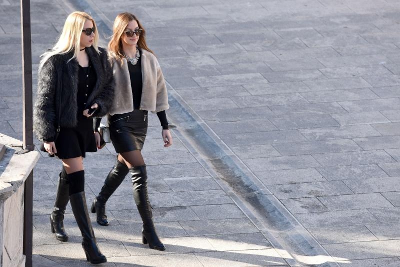 Djedice Mrazovi spustili se padobranom na Forum