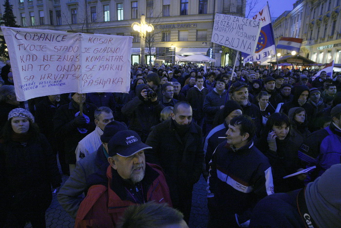 Zagreb, 040311.
Peti po redu, protuvladin prosvjed tzv. facebook grupe zapocinje veceras na Cvjetnom trgu.
Na fotografiji: Prosvjednici.
Foto: Davor Pongracic / CROPIX Zagreb, 040311.
Peti po redu, protuvladin prosvjed tzv. facebook grupe zapocinje veceras na Cvjetnom trgu.
Na fotografiji: Prosvjednici.
Foto: Davor Pongracic / CROPIX