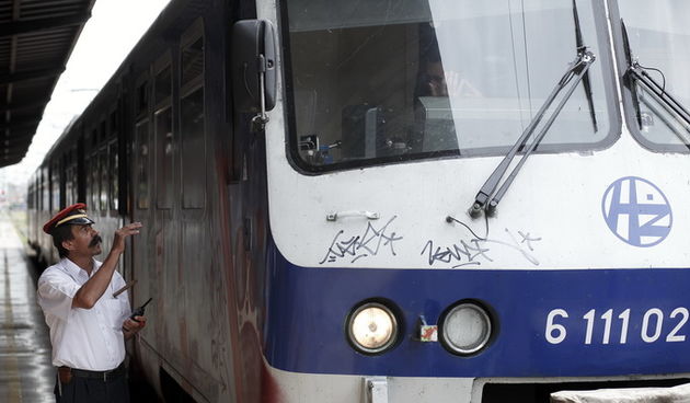Zagreb, 160513.
Strajk podrske zaposlenicima CA u organizaciji Sindikata strojovodja Hrvatske zapoceo je tocno u podne diljem Hrvatske, na dva sata su zaustavljeni svi putnicki i teretni vlakovi.
Na fotografiji: putnici za Dugo Selo cekaju dok otpravnik v