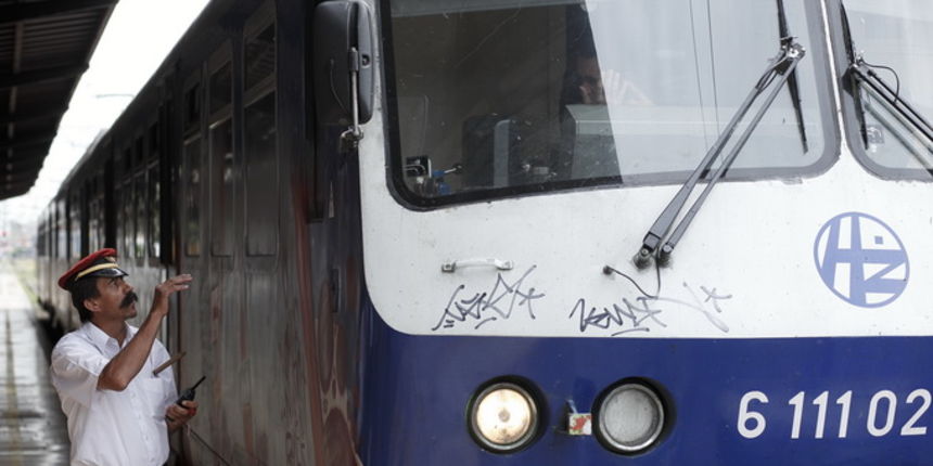 Zagreb, 160513.
Strajk podrske zaposlenicima CA u organizaciji Sindikata strojovodja Hrvatske zapoceo je tocno u podne diljem Hrvatske, na dva sata su zaustavljeni svi putnicki i teretni vlakovi.
Na fotografiji: putnici za Dugo Selo cekaju dok otpravnik v Zagreb, 160513.
Strajk podrske zaposlenicima CA u organizaciji Sindikata strojovodja Hrvatske zapoceo je tocno u podne diljem Hrvatske, na dva sata su zaustavljeni svi putnicki i teretni vlakovi.
Na fotografiji: putnici za Dugo Selo cekaju dok otpravnik v