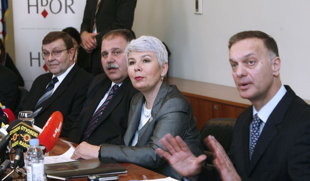 Predsjednica Vlade Jadranka Kosor i celnici Hrvatske banke za obnovu i razvitak (HBOR) na konferenciji za novinare u HBOR-u predstavili su rezultate prve aukcije za dodjelu kvota kredita HBOR-a za provedbu Programa kreditiranja obrtnih sredstava. Prva auk