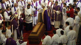 Zadar, 300110.
Pogreb zadarskog nadbiskupa Ivana Prendje u crkvi Svete Stosije.
Zadarski nadbiskup Ivan Prendja preminuo je iznenada  25. sijecnja 2010. godine u Zagrebu u 71. godini zivota, nakon 46 godina svecenistva i 20 godina biskupstva.
Na fotografi