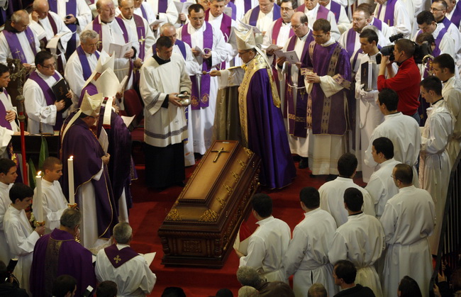 Zadar, 300110.
Pogreb zadarskog nadbiskupa Ivana Prendje u crkvi Svete Stosije.
Zadarski nadbiskup Ivan Prendja preminuo je iznenada  25. sijecnja 2010. godine u Zagrebu u 71. godini zivota, nakon 46 godina svecenistva i 20 godina biskupstva.
Na fotografi