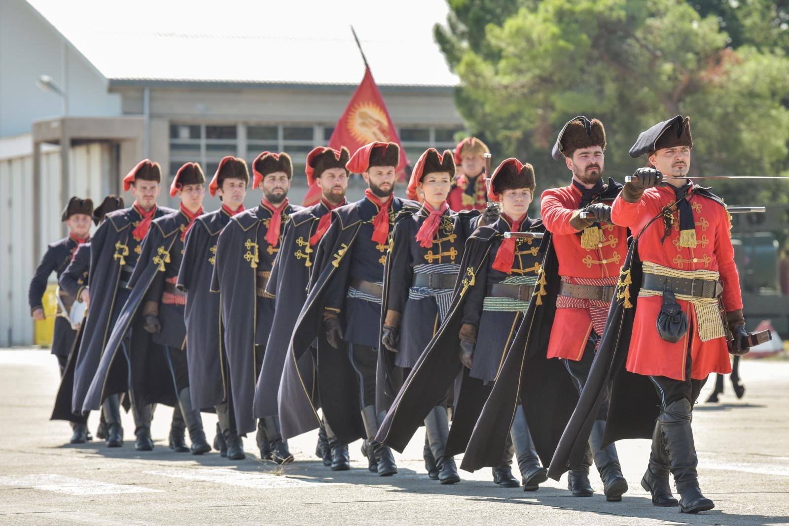 Svečanost povodom završetka obuke pilota na helikopterima OH-58D Kiowa Warrior Svečanost povodom završetka obuke pilota na helikopterima OH-58D Kiowa Warrior