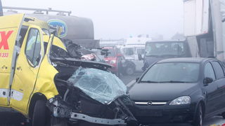 Zagreb, 161111.
Zagrebacka obilaznica, smjer istok, na mostu prije cvora Ivanja Reka, u jutrosnjoj magli oko 7 i 30 sati , sudarilo se dvadesetak automobila, a ozlijedjeno je vise osoba.
Foto: Goran Mehkek / Cropix