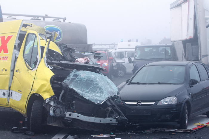 Zagreb, 161111.
Zagrebacka obilaznica, smjer istok, na mostu prije cvora Ivanja Reka, u jutrosnjoj magli oko 7 i 30 sati , sudarilo se dvadesetak automobila, a ozlijedjeno je vise osoba.
Foto: Goran Mehkek / Cropix