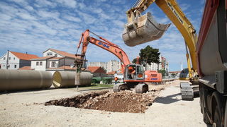 Zadar, 150413.
Ulica Petra Skoke i Marina Getaldica. Pocetak radova na ugradnji kolektora oborinskih voda i kolnika s infrastrukturom vrijedan 40 milijuna kuna. Na fotografiji detalj sa gradilista.
Foto: Jure Miskovic / CROPIX
