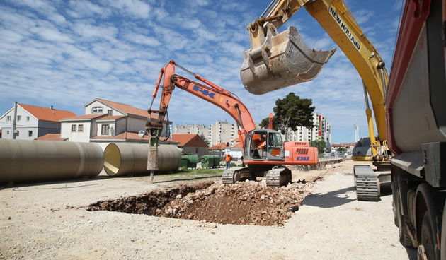 Zadar, 150413.
Ulica Petra Skoke i Marina Getaldica. Pocetak radova na ugradnji kolektora oborinskih voda i kolnika s infrastrukturom vrijedan 40 milijuna kuna. Na fotografiji detalj sa gradilista.
Foto: Jure Miskovic / CROPIX