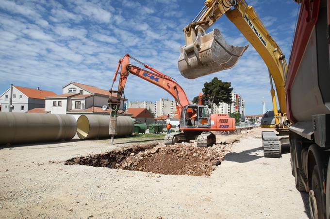 Zadar, 150413.
Ulica Petra Skoke i Marina Getaldica. Pocetak radova na ugradnji kolektora oborinskih voda i kolnika s infrastrukturom vrijedan 40 milijuna kuna. Na fotografiji detalj sa gradilista.
Foto: Jure Miskovic / CROPIX