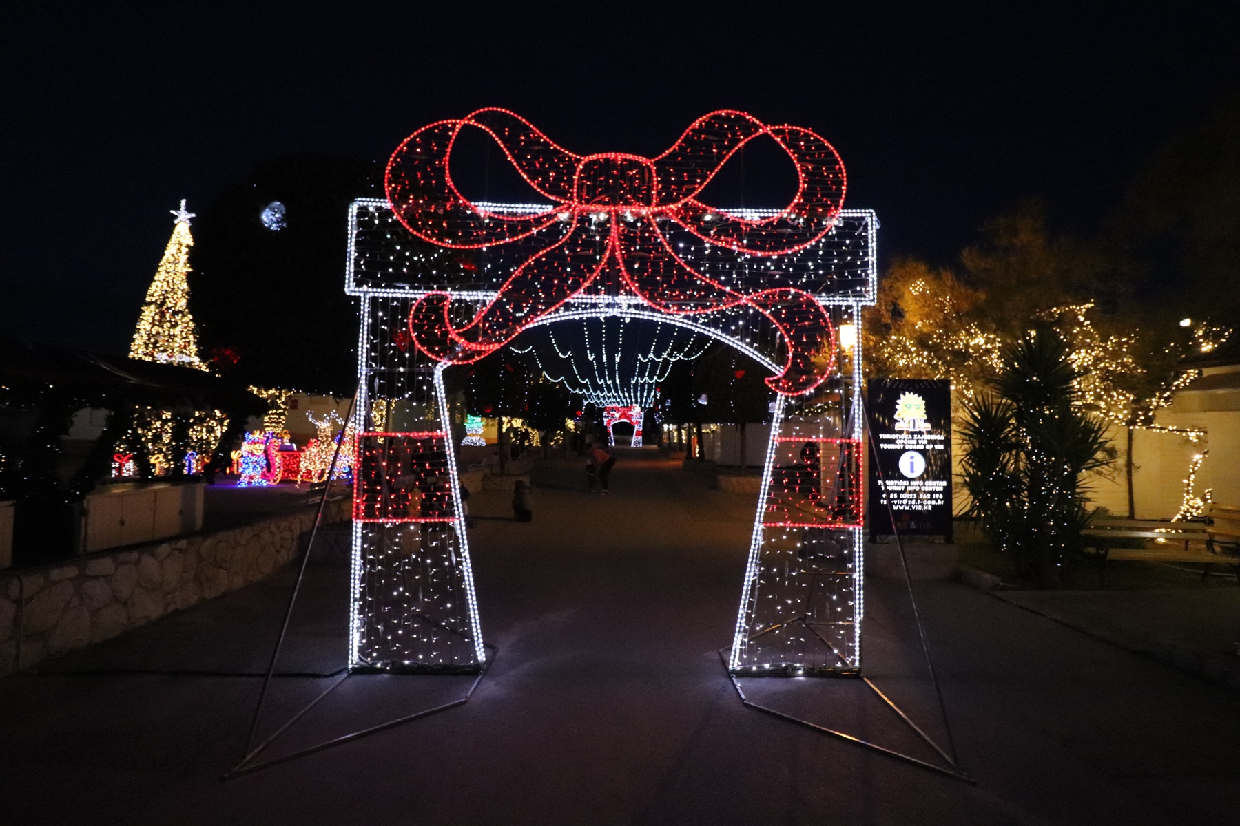 Božićna svjetla i adventski ugođaj na Viru