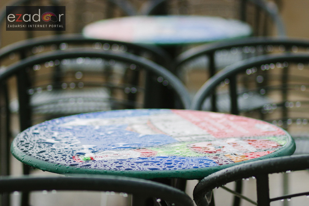 Đir po gradu, ponedjeljak 13. studenog 2017. Kiša, pokisao stol