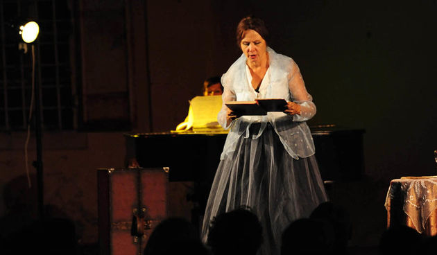 Zadar, 13.7.2012. snimio: Nenad Marčev
Monodrama, Valeria Moretti
Clara Schumann
izvodi: Ksenija Prohaska 
Iryna Smirnova, glasovir
Umjetnička organizacija Caravan i 
Solinsko kulturno ljeto
18. ZADARSKO KAZALIŠNO LJETO 
Dvorište providurove palače