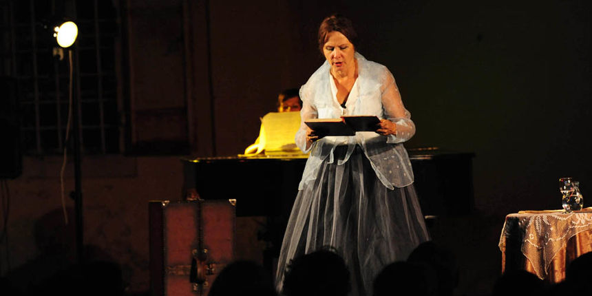 Zadar, 13.7.2012. snimio: Nenad Marčev
Monodrama, Valeria Moretti
Clara Schumann
izvodi: Ksenija Prohaska
Iryna Smirnova, glasovir
Umjetnička organizacija Caravan i
Solinsko kulturno ljeto
18. ZADARSKO KAZALIŠNO LJETO
Dvorište providurove palače Zadar, 13.7.2012. snimio: Nenad Marčev
Monodrama, Valeria Moretti
Clara Schumann
izvodi: Ksenija Prohaska
Iryna Smirnova, glasovir
Umjetnička organizacija Caravan i
Solinsko kulturno ljeto
18. ZADARSKO KAZALIŠNO LJETO
Dvorište providurove palače