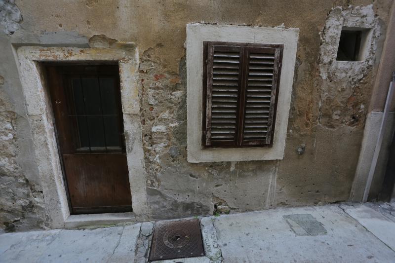 06.11.2013., Zadar – Dotrajale fasade na zgradama u centru grada. Photo: Filip Brala/PIXSELL 06.11.2013., Zadar – Dotrajale fasade na zgradama u centru grada. Photo: Filip Brala/PIXSELL