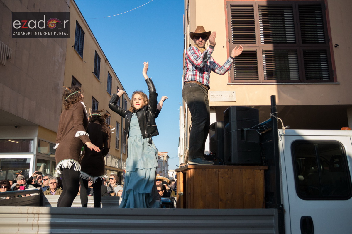 Zadarski karneval 2018: Povorka maškaranih skupina od Gradskih vrata preko Foruma do Narodnog trga Zadarski karneval 2018: Povorka maškaranih skupina od Gradskih vrata preko Foruma do Narodnog trga