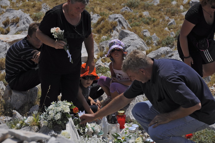 Kornat, 300811.
Obiljezavanje 4. obljetnice kornatske tragedije, u kojoj je, gaseci pozar na Kornatu 30. kolovoza 2007. godine, smrtno stradalo 12 vatrogasaca. Obitelji poginulih vatrogasaca, njihovi prijatelji te visoko izaslanstvo na otoku Kornat, u uv Kornat, 300811.
Obiljezavanje 4. obljetnice kornatske tragedije, u kojoj je, gaseci pozar na Kornatu 30. kolovoza 2007. godine, smrtno stradalo 12 vatrogasaca. Obitelji poginulih vatrogasaca, njihovi prijatelji te visoko izaslanstvo na otoku Kornat, u uv