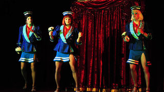 Zadar, 12.11.2012. snimio: Nenad Marčev
SATIRIČKO KAZALIŠTE KEREMPUH
Jean Poiret:
Krletka, komedija
redatelj: Krešimir Dolenčić
igraju: Ž. Königsknecht, H. Kečkeš, M. Mirković,
I. Đuričić, L. Petrušić, B. Perić, V. Čokljat,
M. Posavec Zadar, 12.11.2012. snimio: Nenad Marčev
SATIRIČKO KAZALIŠTE KEREMPUH
Jean Poiret:
Krletka, komedija
redatelj: Krešimir Dolenčić
igraju: Ž. Königsknecht, H. Kečkeš, M. Mirković,
I. Đuričić, L. Petrušić, B. Perić, V. Čokljat,
M. Posavec