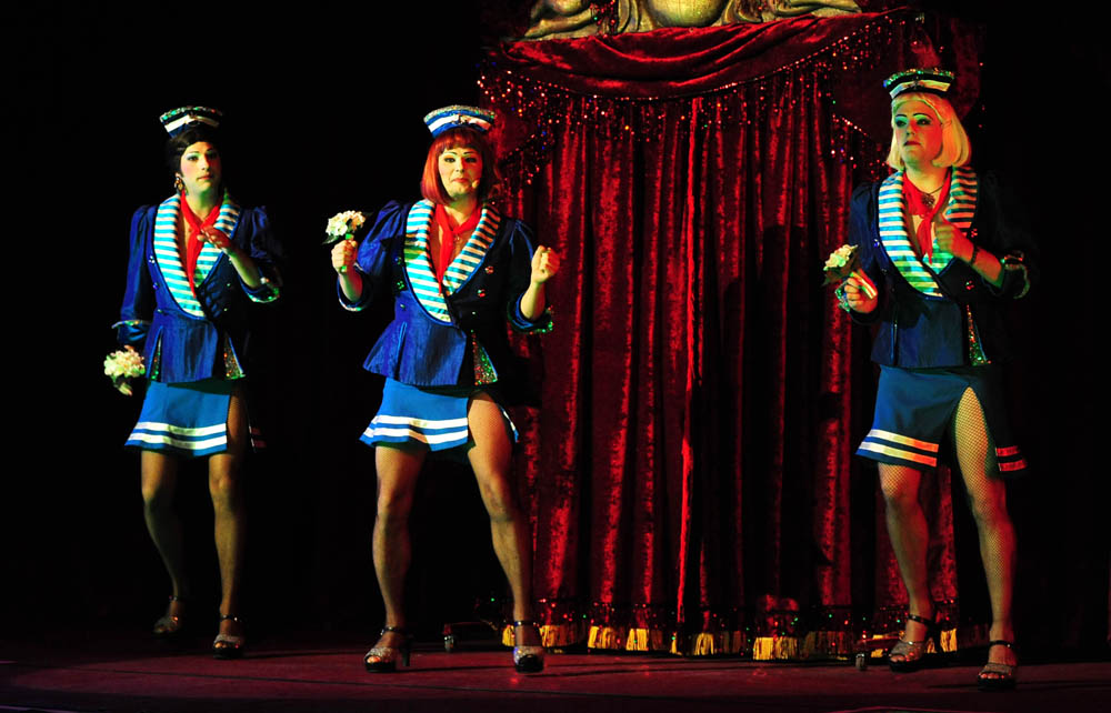 Zadar, 12.11.2012. snimio: Nenad Marčev
SATIRIČKO KAZALIŠTE KEREMPUH
Jean Poiret:
Krletka, komedija
redatelj: Krešimir Dolenčić
igraju: Ž. Königsknecht, H. Kečkeš, M. Mirković,
I. Đuričić, L. Petrušić, B. Perić, V. Čokljat,
M. Posavec Zadar, 12.11.2012. snimio: Nenad Marčev
SATIRIČKO KAZALIŠTE KEREMPUH
Jean Poiret:
Krletka, komedija
redatelj: Krešimir Dolenčić
igraju: Ž. Königsknecht, H. Kečkeš, M. Mirković,
I. Đuričić, L. Petrušić, B. Perić, V. Čokljat,
M. Posavec