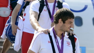 London, 130812.
Na povratku iz Londona sa Olimpijskih Igara, vecina hrvatskih sportasa se vraca avionskim letom Croatie Airlinesa za Zagreb.
Na fotografiji: Alilovic, Gojun, Nicevic.
Foto: Drago Sopta / CROPIX London, 130812.
Na povratku iz Londona sa Olimpijskih Igara, vecina hrvatskih sportasa se vraca avionskim letom Croatie Airlinesa za Zagreb.
Na fotografiji: Alilovic, Gojun, Nicevic.
Foto: Drago Sopta / CROPIX