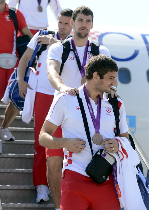 London, 130812.
Na povratku iz Londona sa Olimpijskih Igara, vecina hrvatskih sportasa se vraca avionskim letom Croatie Airlinesa za Zagreb.
Na fotografiji: Alilovic, Gojun, Nicevic.
Foto: Drago Sopta / CROPIX London, 130812.
Na povratku iz Londona sa Olimpijskih Igara, vecina hrvatskih sportasa se vraca avionskim letom Croatie Airlinesa za Zagreb.
Na fotografiji: Alilovic, Gojun, Nicevic.
Foto: Drago Sopta / CROPIX