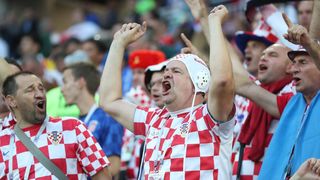 Veseli hrvatski navijači u kockicama ispunili Baltik Arenu u Kalinjingradu Veseli hrvatski navijači u kockicama ispunili Baltik Arenu u Kalinjingradu