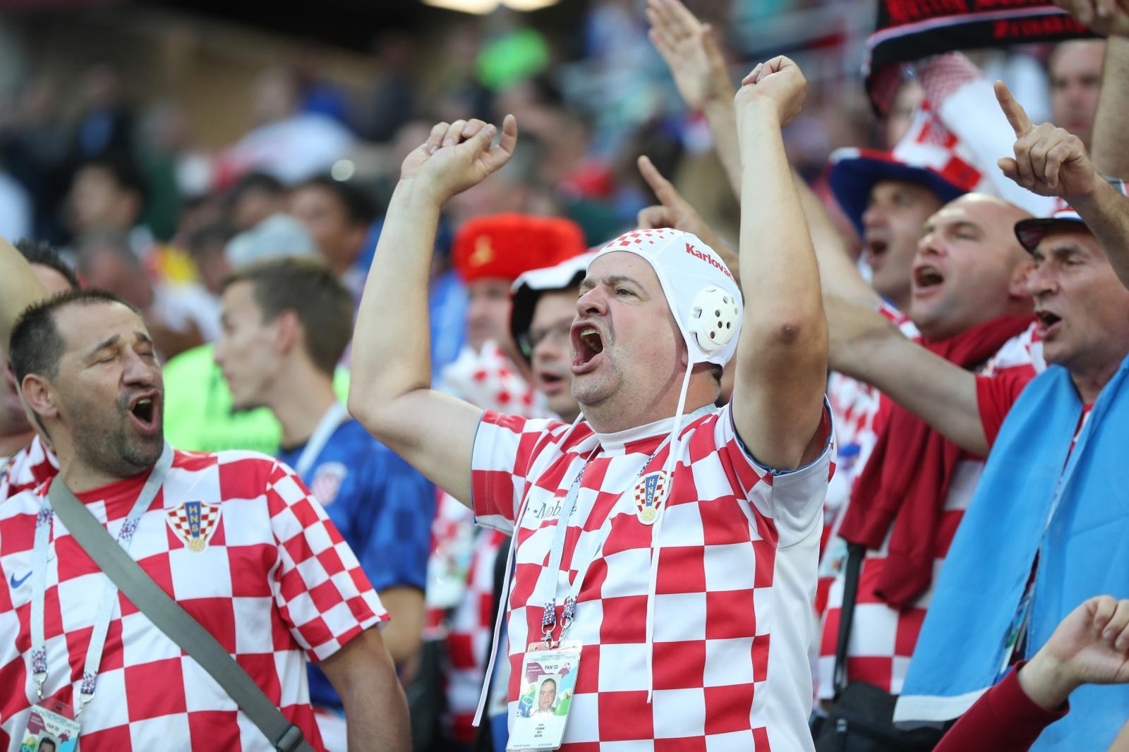 Veseli hrvatski navijači u kockicama ispunili Baltik Arenu u Kalinjingradu Veseli hrvatski navijači u kockicama ispunili Baltik Arenu u Kalinjingradu