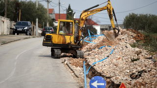 Zadar, 040412.Problemi zbog radova u zadarskom predjelu Borik. Stanari Ulice Tina Ujevica zbog radova Vodovoda odvojeni su od ceste dubokim kanalom kojeg preskacu kako bi dosli ko kuce. Foto: Jure Miskovic / CROPIX