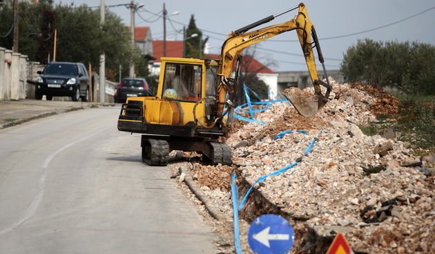 Zadar, 040412.Problemi zbog radova u zadarskom predjelu Borik. Stanari Ulice Tina Ujevica zbog radova Vodovoda odvojeni su od ceste dubokim kanalom kojeg preskacu kako bi dosli ko kuce. Foto: Jure Miskovic / CROPIX Zadar, 040412.Problemi zbog radova u zadarskom predjelu Borik. Stanari Ulice Tina Ujevica zbog radova Vodovoda odvojeni su od ceste dubokim kanalom kojeg preskacu kako bi dosli ko kuce. Foto: Jure Miskovic / CROPIX