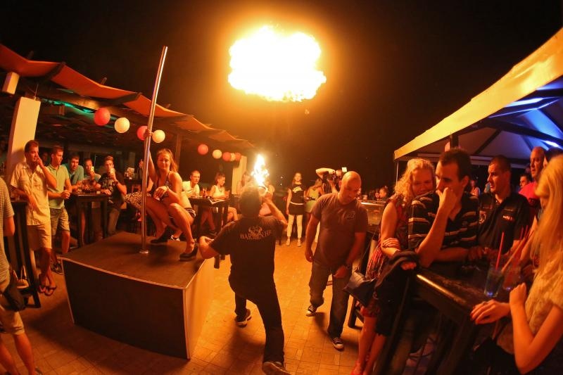 Opis  02.08.2014., Zadar – Playboy party turneja nastavila se i u Zadru u klubu Mango gdje su atraktivne plesacice uljepsale vecer mnogih gostiju. Photo: Filip Brala/PIXSELL Autor  Filip Brala/PIXSELL Ključne riječi  party, stranka, playboy, Mango, ljeto