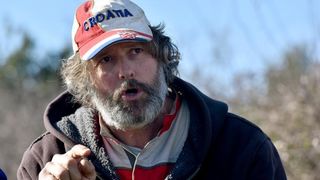 Zadarski performer Enio Mestrovic predstavio projekt “Vrata Zadra” – sjeverni portal. Rijec je o jos jednom performansu, u kojemu se na svoj osebujan nacin Mestrovic osvrnuo na lokalne teme. Photo: Dino Stanin/PIXSELL Zadarski performer Enio Mestrovic predstavio projekt “Vrata Zadra” – sjeverni portal. Rijec je o jos jednom performansu, u kojemu se na svoj osebujan nacin Mestrovic osvrnuo na lokalne teme. Photo: Dino Stanin/PIXSELL