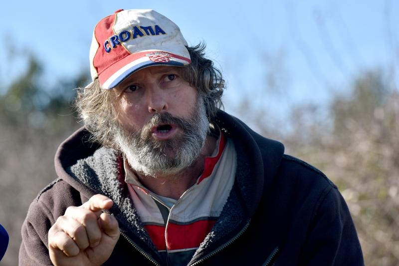 Zadarski performer Enio Mestrovic predstavio projekt “Vrata Zadra” – sjeverni portal. Rijec je o jos jednom performansu, u kojemu se na svoj osebujan nacin Mestrovic osvrnuo na lokalne teme. Photo: Dino Stanin/PIXSELL Zadarski performer Enio Mestrovic predstavio projekt “Vrata Zadra” – sjeverni portal. Rijec je o jos jednom performansu, u kojemu se na svoj osebujan nacin Mestrovic osvrnuo na lokalne teme. Photo: Dino Stanin/PIXSELL