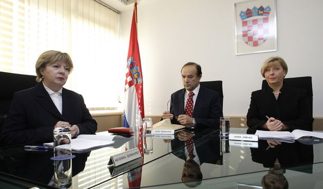 Zagreb, 171109.
Varsavska 3.
Na Ustavnom Sudu odrzana je rasprava povodom zahtjeva i prijedloga za pokretanje postupka za ocjenu suglasnosti s Ustavom zakona o posebnom porezu na place, mirovine i ostala primanja. Ustavni sud odbacio je zahtjev Predsjedni