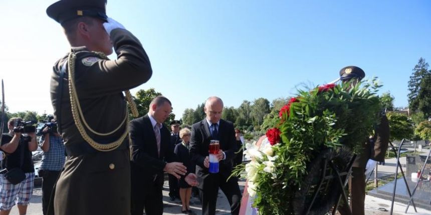 Mirogoj, Predrag Matic, polaganje vijenaca, Gordana Sobol, Drago Lovric, Dan domovinske zahvalnosti Mirogoj, Predrag Matic, polaganje vijenaca, Gordana Sobol, Drago Lovric, Dan domovinske zahvalnosti