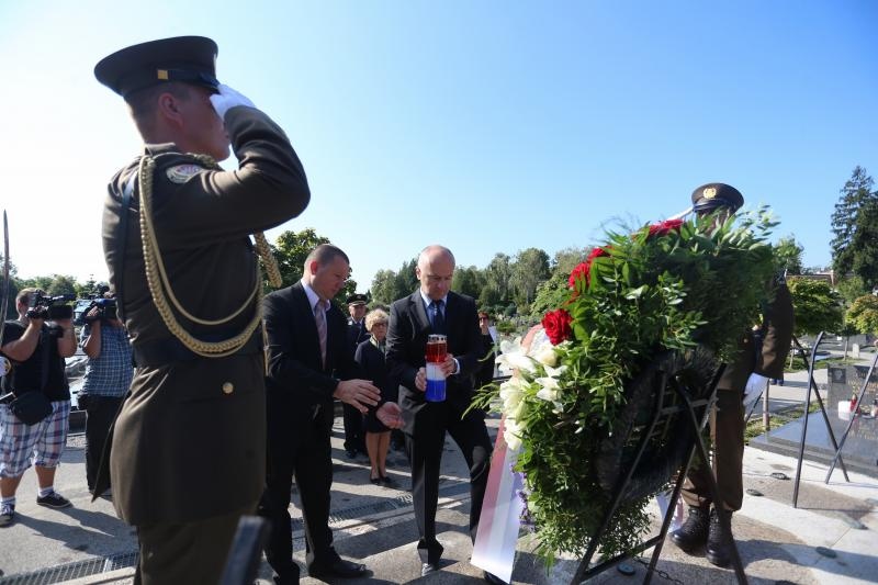 Mirogoj, Predrag Matic, polaganje vijenaca, Gordana Sobol, Drago Lovric, Dan domovinske zahvalnosti Mirogoj, Predrag Matic, polaganje vijenaca, Gordana Sobol, Drago Lovric, Dan domovinske zahvalnosti