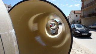 Zadar, 150413.
Ulica Petra Skoke i Marina Getaldica. Pocetak radova na ugradnji kolektora oborinskih voda i kolnika s infrastrukturom vrijedan 40 milijuna kuna. Na fotografiji detalj sa gradilista.
Foto: Jure Miskovic / CROPIX