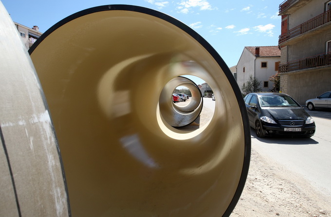 Zadar, 150413.
Ulica Petra Skoke i Marina Getaldica. Pocetak radova na ugradnji kolektora oborinskih voda i kolnika s infrastrukturom vrijedan 40 milijuna kuna. Na fotografiji detalj sa gradilista.
Foto: Jure Miskovic / CROPIX