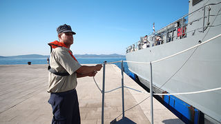 Polazak ratnog broda HRM-a sa zadarske rive (foto:Saša Čuka)