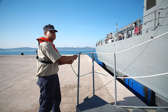Polazak ratnog broda HRM-a sa zadarske rive (foto:Saša Čuka)