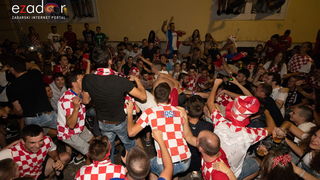 Čudesna noć: Velika fešta ulicama Zadra nakon plasmana Vatrenih u finale SP Čudesna noć: Velika fešta ulicama Zadra nakon plasmana Vatrenih u finale SP