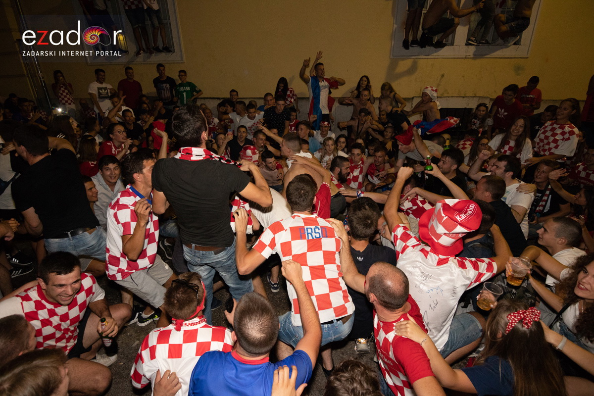 Čudesna noć: Velika fešta ulicama Zadra nakon plasmana Vatrenih u finale SP Čudesna noć: Velika fešta ulicama Zadra nakon plasmana Vatrenih u finale SP
