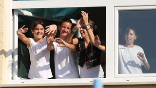 Benkovac, 230909.
Igraliste Velebita.
Susret sesnaestine finala Kupa, Velebit – Varteks.
Na fotografiji: navijacice sa prozora obliznje srednje skole.
Foto: Vladimir Ivanov / CROPIX