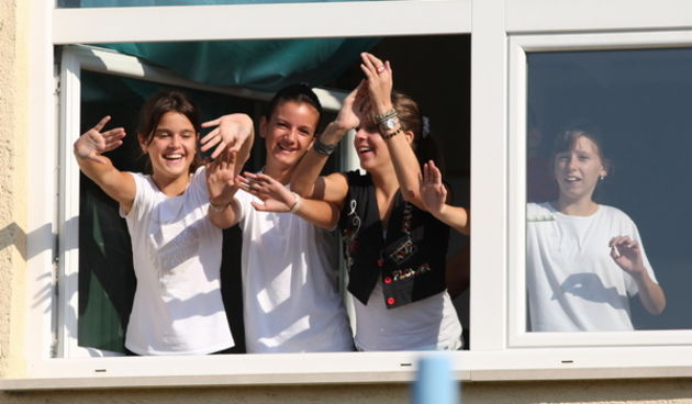 Benkovac, 230909.
Igraliste Velebita.
Susret sesnaestine finala Kupa, Velebit – Varteks.
Na fotografiji: navijacice sa prozora obliznje srednje skole.
Foto: Vladimir Ivanov / CROPIX