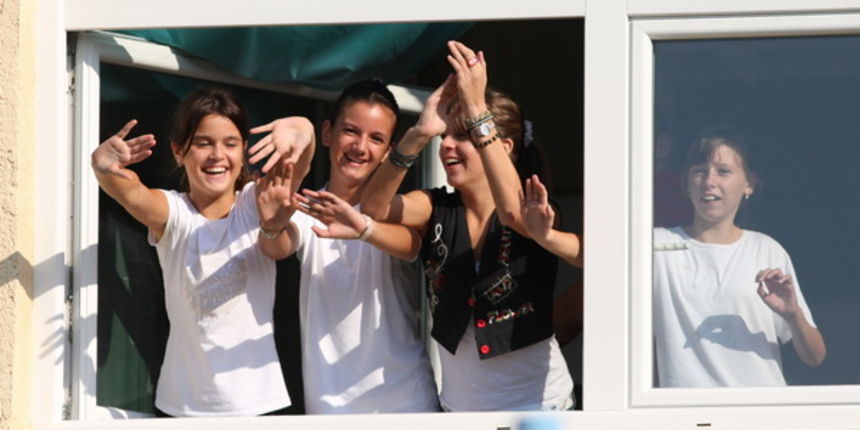 Benkovac, 230909.
Igraliste Velebita.
Susret sesnaestine finala Kupa, Velebit – Varteks.
Na fotografiji: navijacice sa prozora obliznje srednje skole.
Foto: Vladimir Ivanov / CROPIX