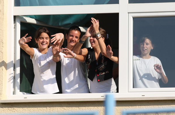 Benkovac, 230909.
Igraliste Velebita.
Susret sesnaestine finala Kupa, Velebit – Varteks.
Na fotografiji: navijacice sa prozora obliznje srednje skole.
Foto: Vladimir Ivanov / CROPIX