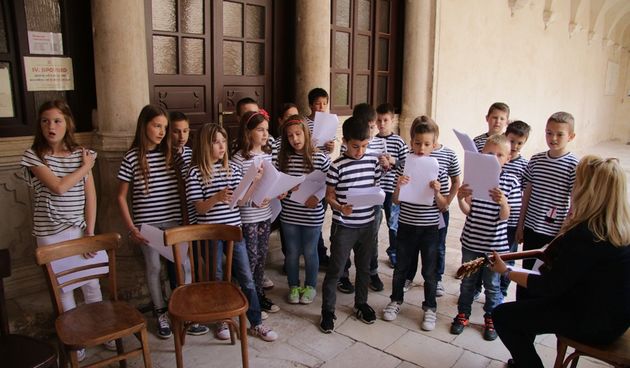 Izložba nosi naziv “Približavanje – stih i slika”, a otvara se u klaustru samostana Sv. Frane.